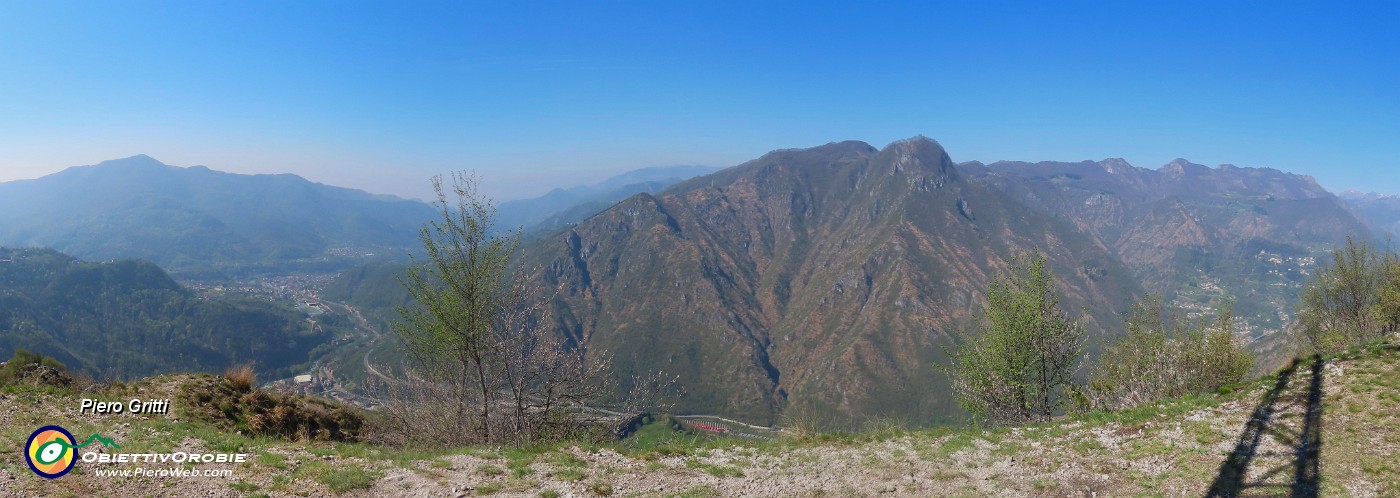 57 Croce del Pizzo di Spino con panorama verso la conca di Zogno e il Monte Zucco.jpg